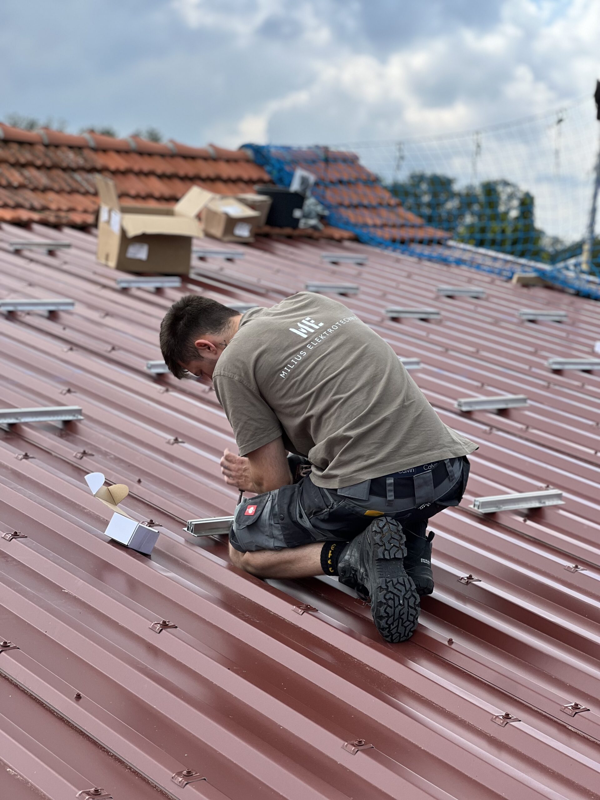 Techniker installiert Photovoltaik auf Dach